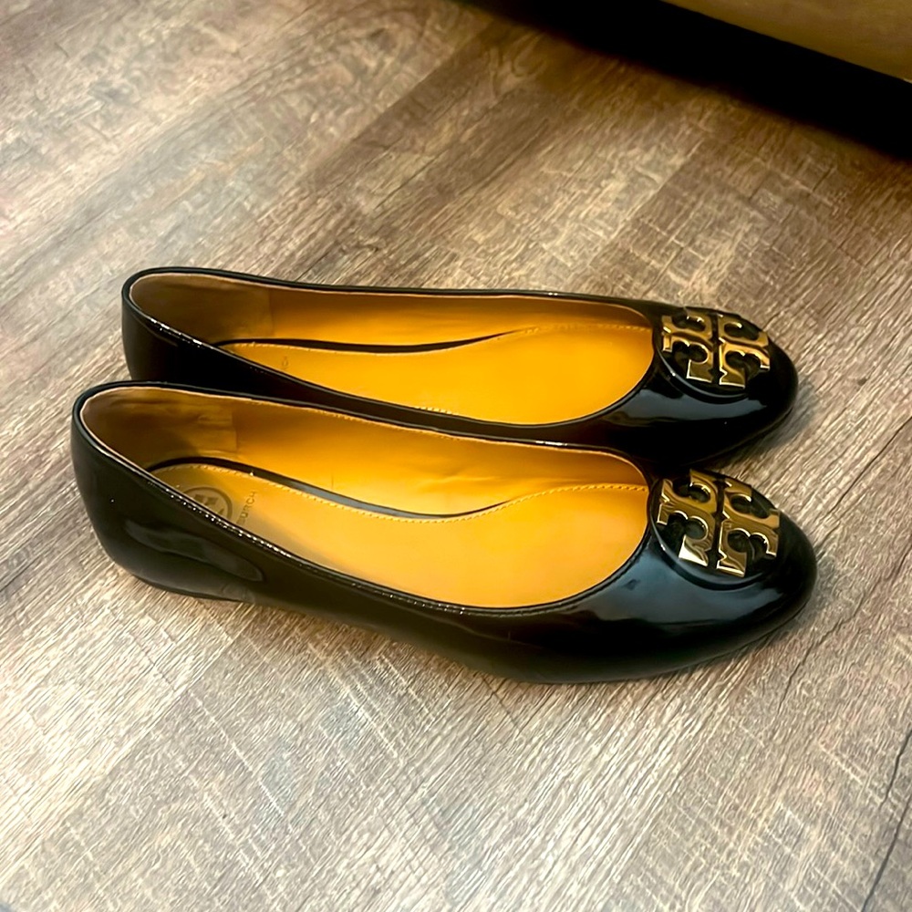 LIKE NEW!!! IN BOX!!!
Patent black Tory Burch ballet flats